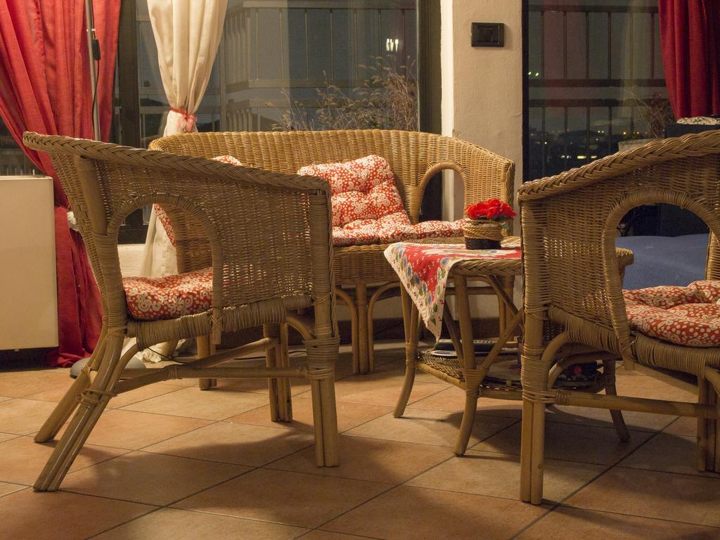 Alex E Angie Hotel Бергамо Екстериор снимка A rattan settee
