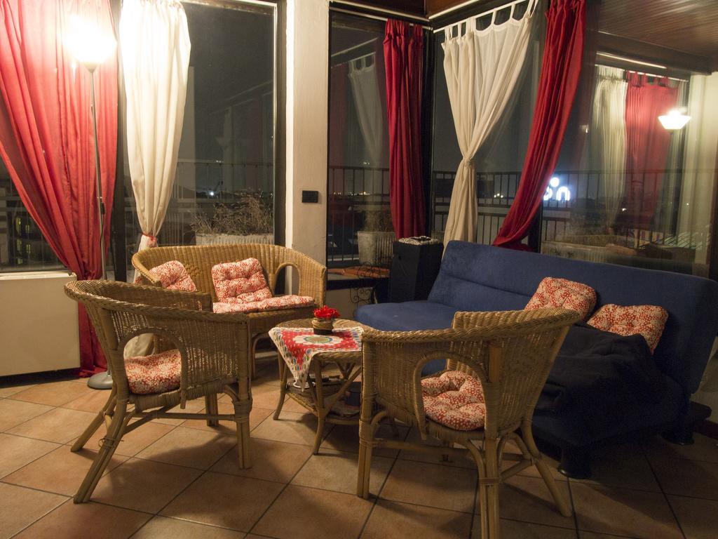 Alex E Angie Hotel Бергамо Екстериор снимка A balcony in a residential building