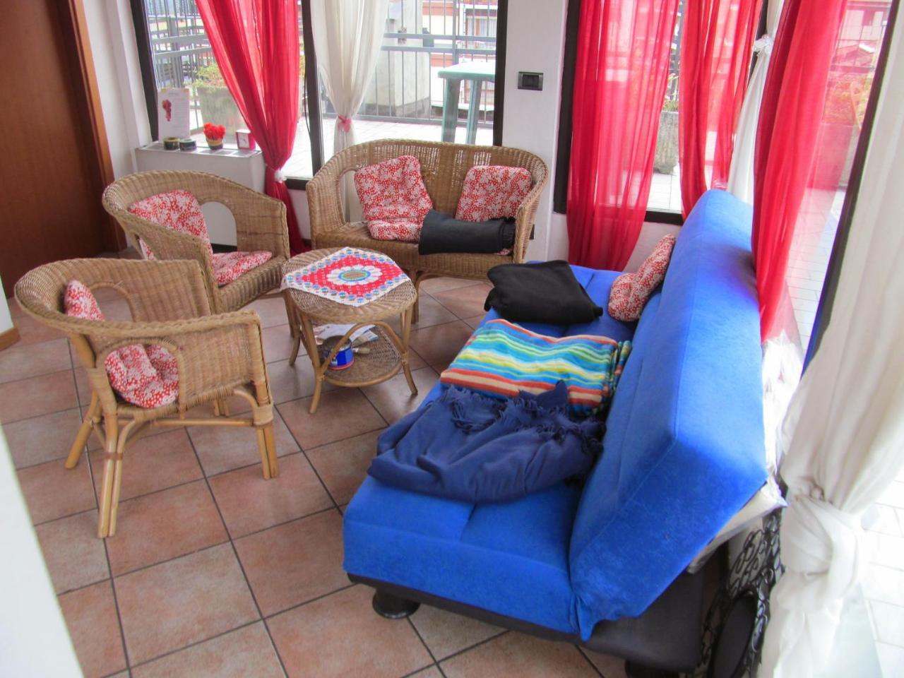 Alex E Angie Hotel Бергамо Екстериор снимка A typical living room in a typical apartment