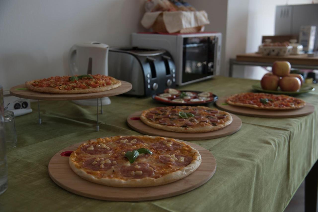 Alex E Angie Hotel Бергамо Екстериор снимка Pizza prepared in a microwave oven
