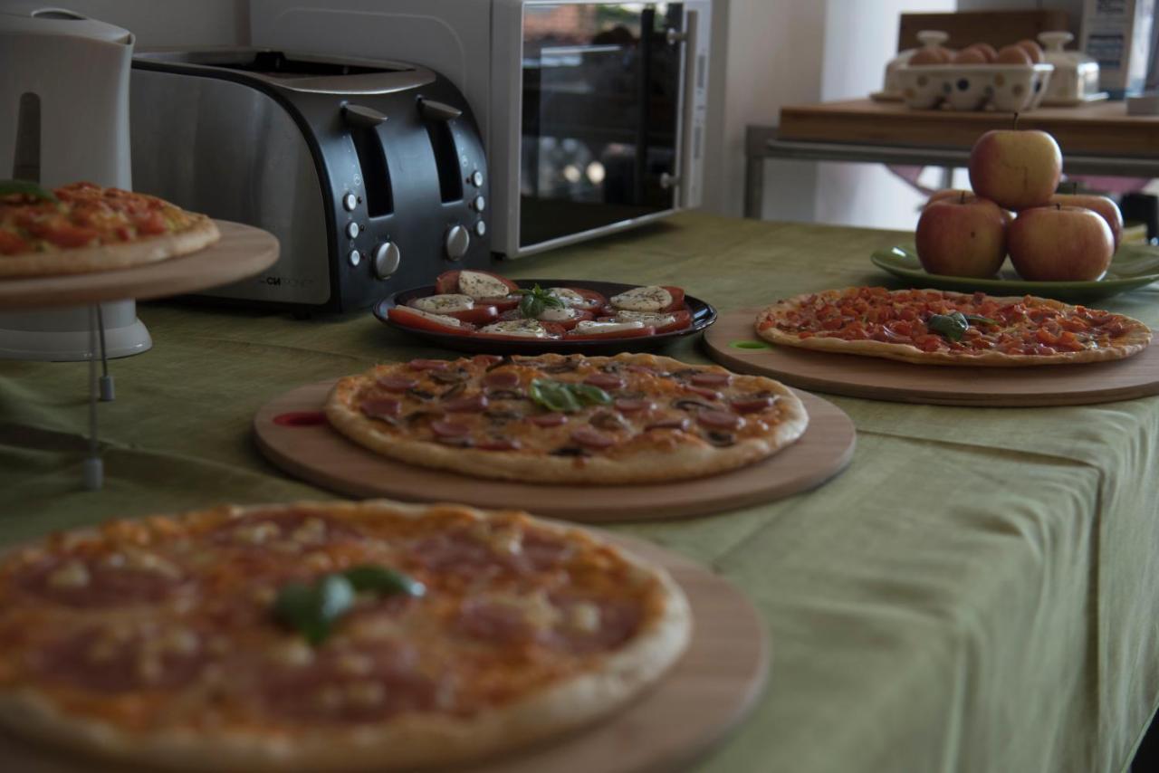 Alex E Angie Hotel Бергамо Екстериор снимка A selection of pizzas
