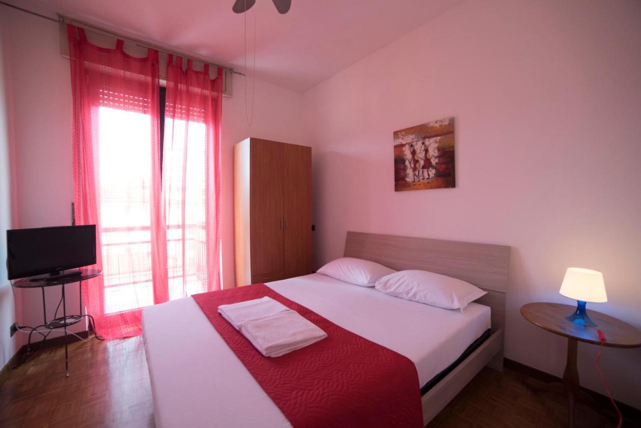 Alex E Angie Hotel Бергамо Екстериор снимка A bedroom in a hotel