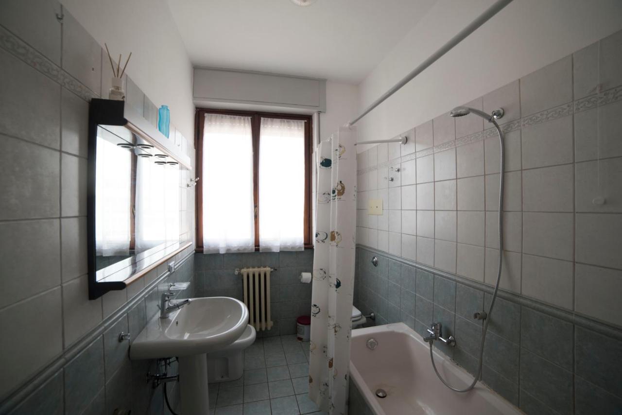 Alex E Angie Hotel Бергамо Екстериор снимка Bathroom with shower and bathtub