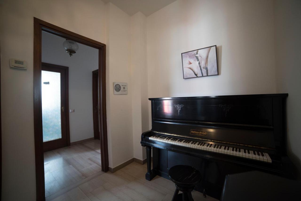Alex E Angie Hotel Бергамо Екстериор снимка The piano in the house of the composer