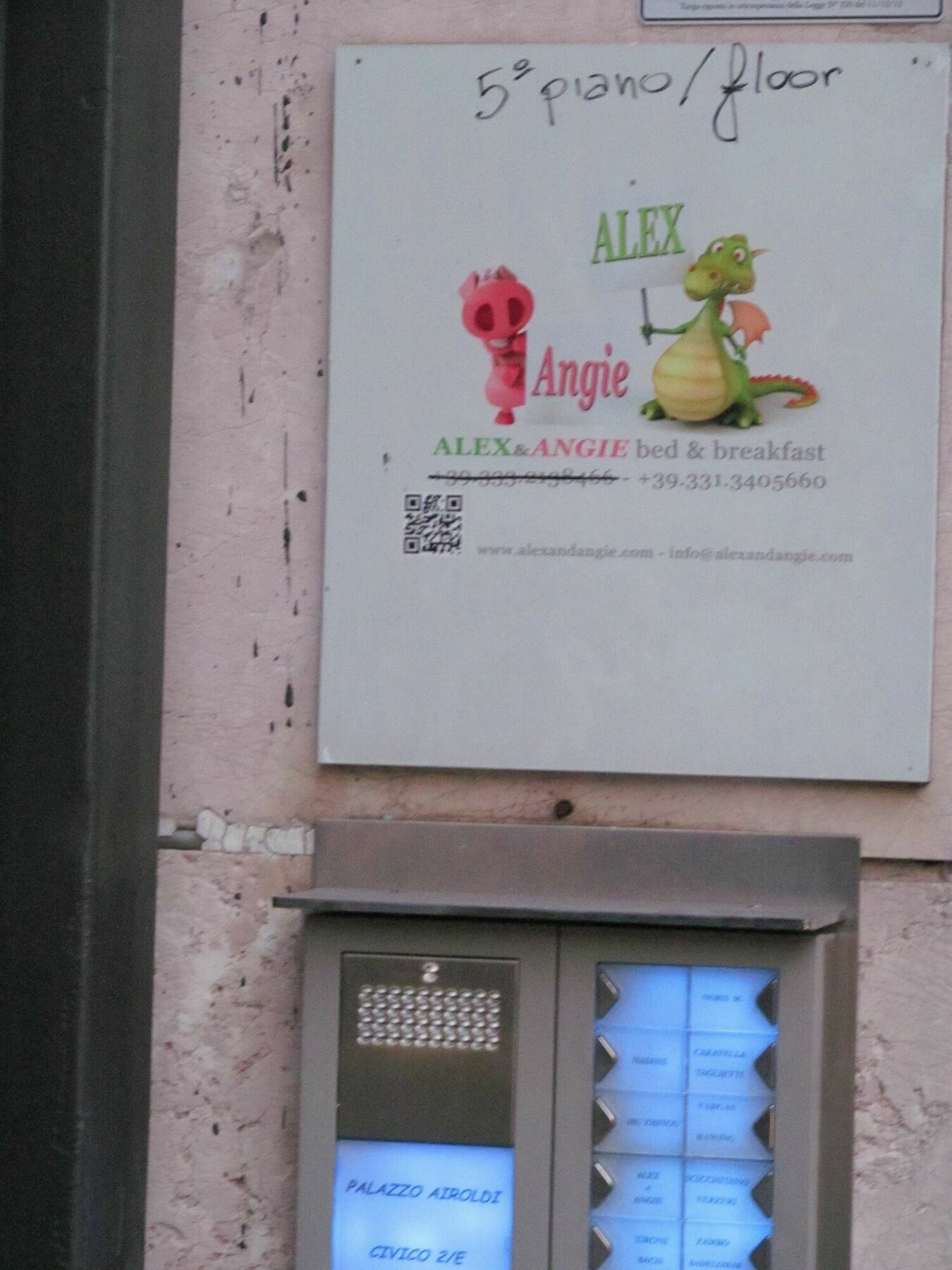 Alex E Angie Hotel Бергамо Екстериор снимка QRpedia on a wall