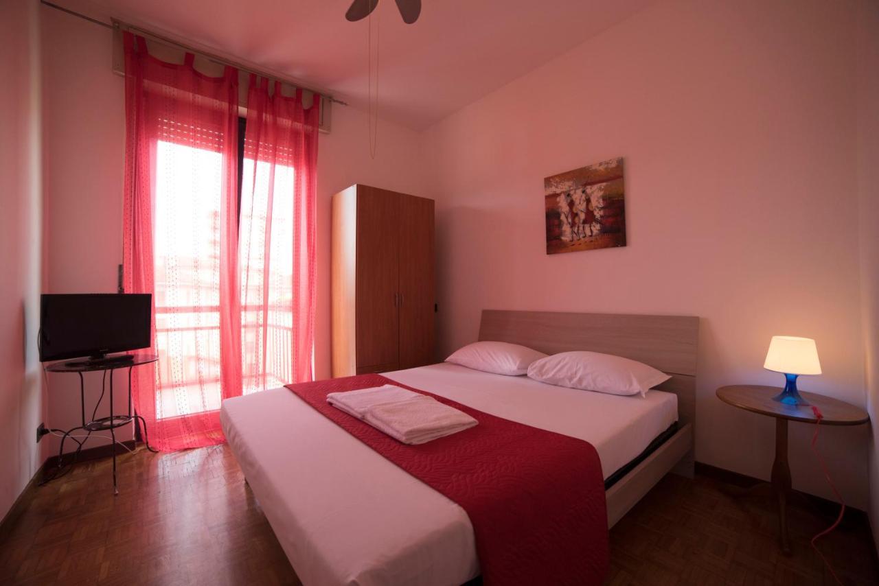 Alex E Angie Hotel Бергамо Екстериор снимка A bedroom in a hotel